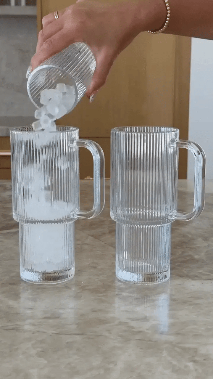 CLARA räfflad glasmugg med handtag och lock för varma och kalla drycker