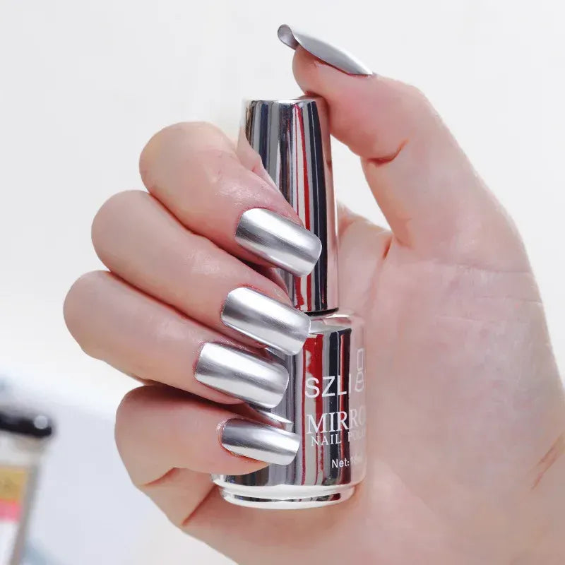 Vattenbaserat nagellack med metallisk spegeleffekt