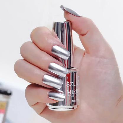Vattenbaserat nagellack med metallisk spegeleffekt
