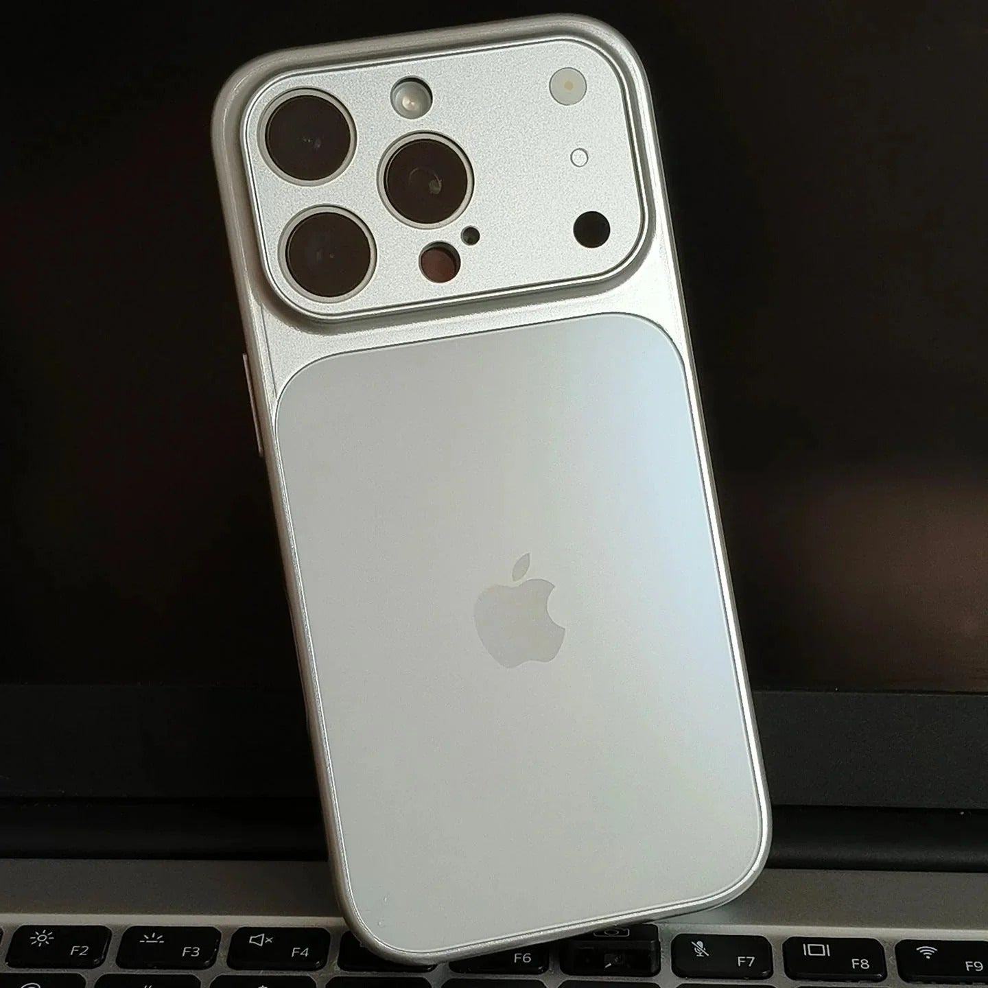 Matt metallskal med MagSafe för iPhone