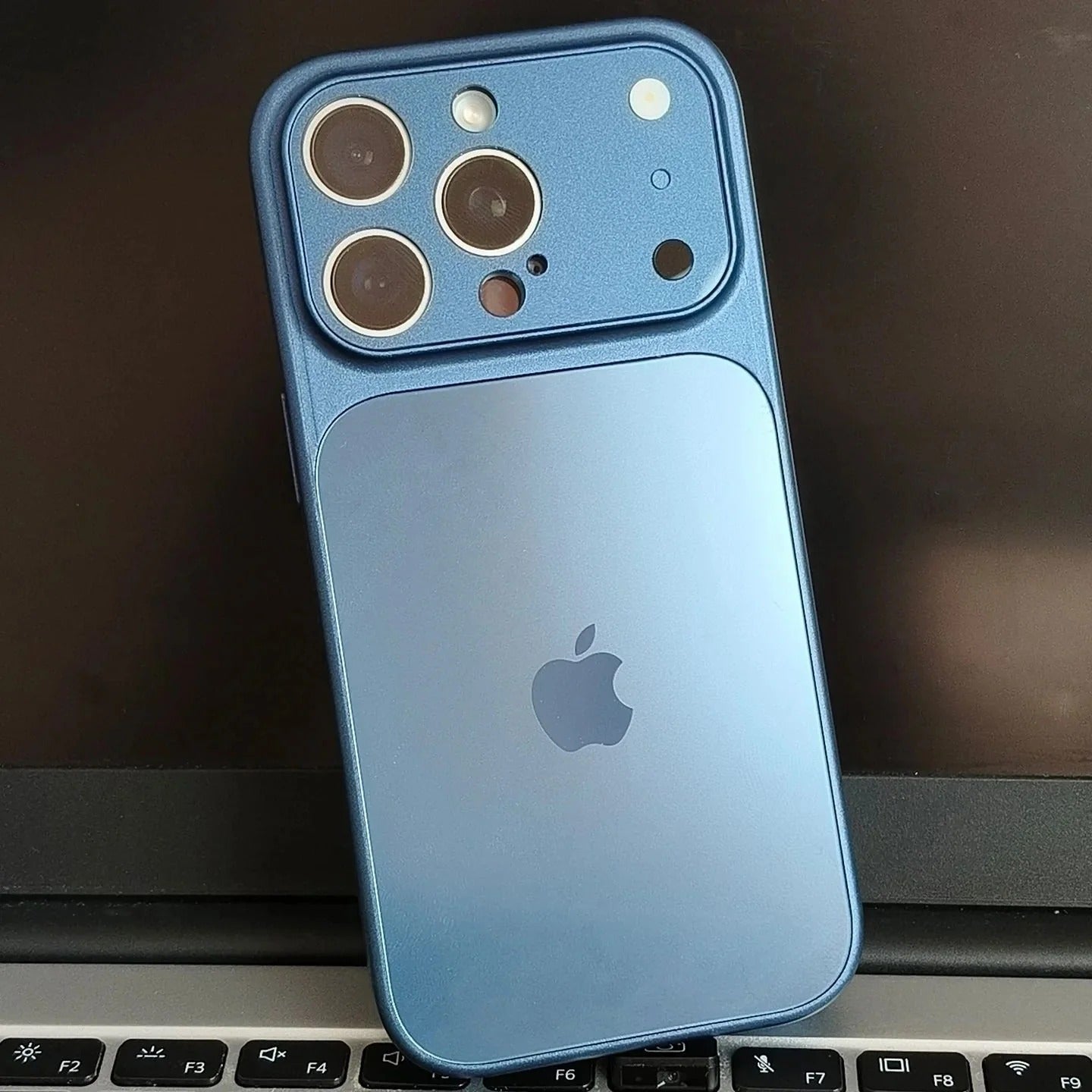 Matt metallskal med MagSafe för iPhone