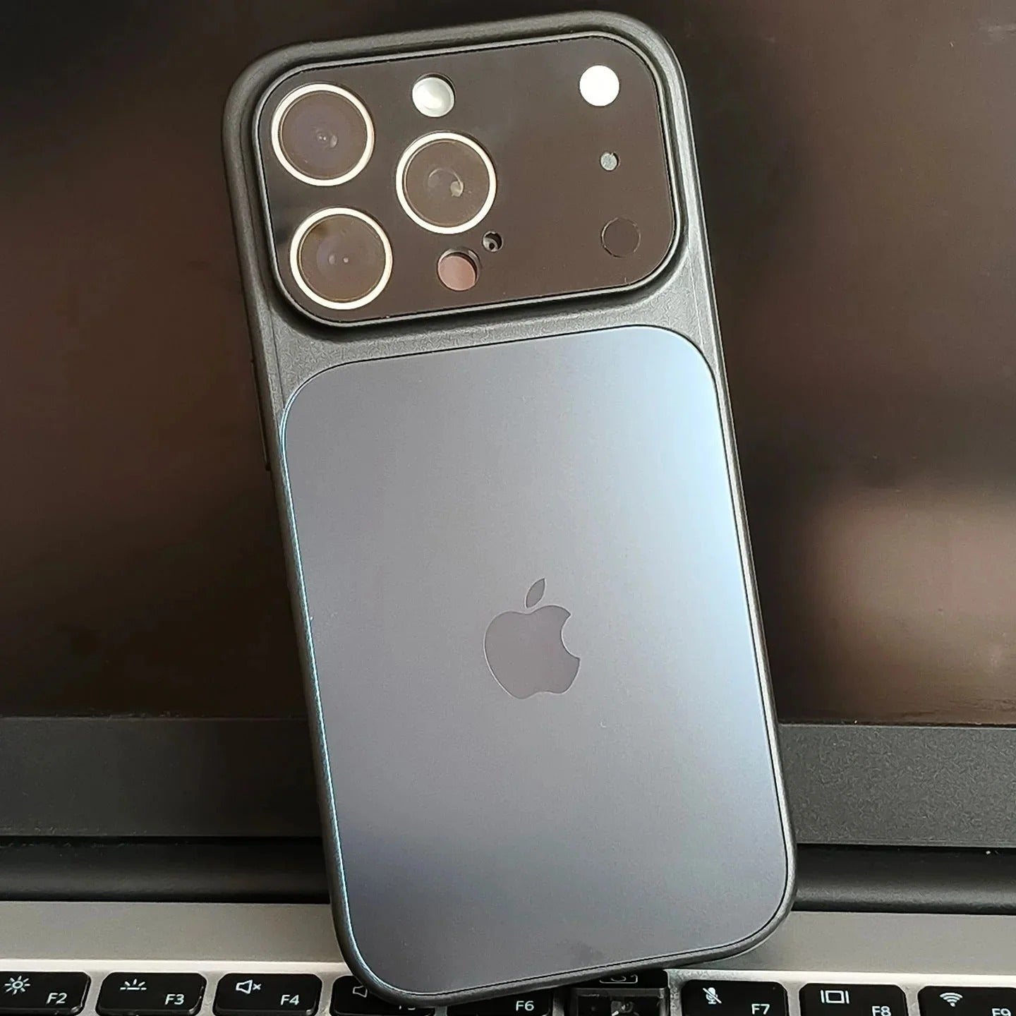 Matt metallskal med MagSafe för iPhone