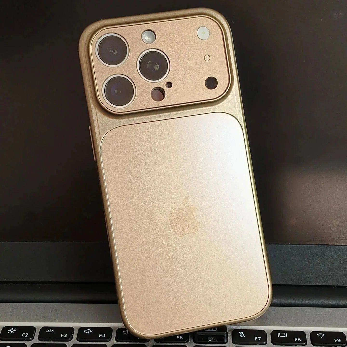 Matt metallskal med MagSafe för iPhone